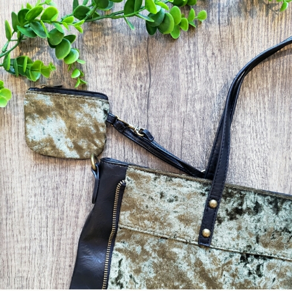🍀MADDEN GIRL Green Velvet Bag/Tote with Coin Purse 🍀 - Picture 4 of 7